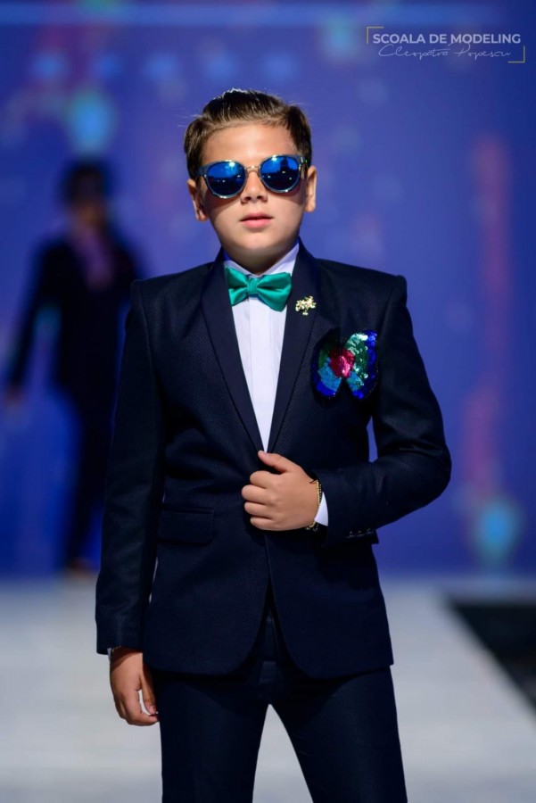 Un băiețel sibian este model de succes, la doar 11 ani