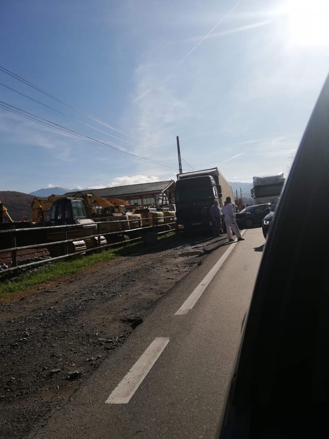 Accident în lanț pe Valea Oltului. Două TIR-uri implicate în coliziune