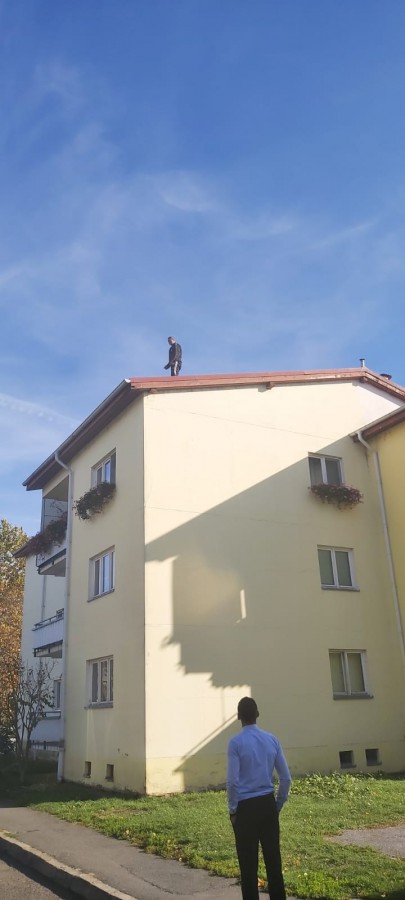ACTUALIZARE-Un sibian s-a urcat pe acoperișul unui bloc și amenință că se sinucide