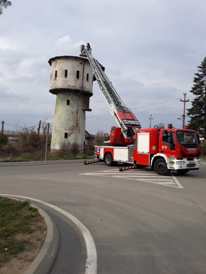 Mai multe construcții din Sibiu, în pericol din cauza vântului puternic