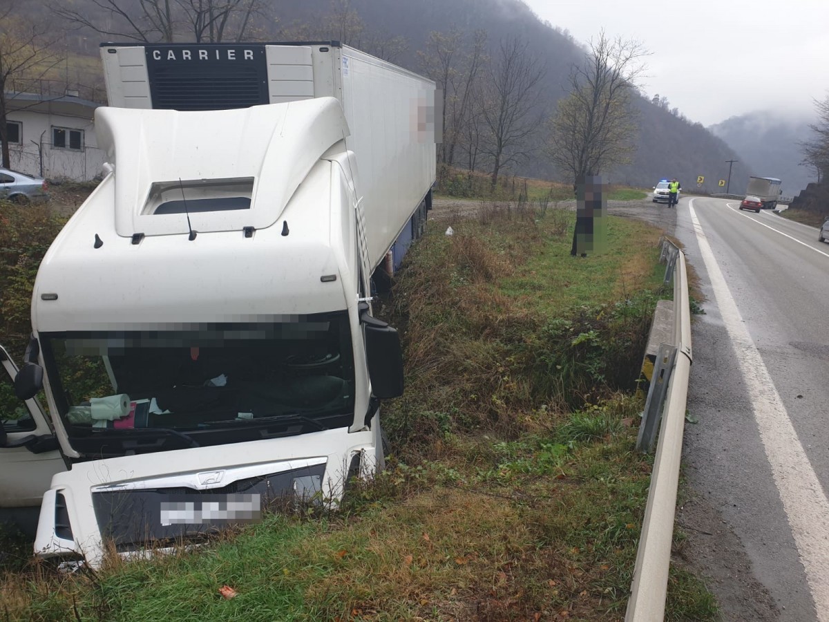 FOTO - TIR scăpat de sub control pe Valea Oltului