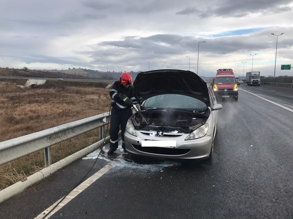 O mașină a luat foc pe autostrada A1, în apropiere de Miercurea Sibiului