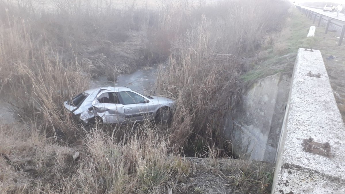 GALERIE FOTO-Accident pe DN 1. O mașină a fost proiectată în șanț