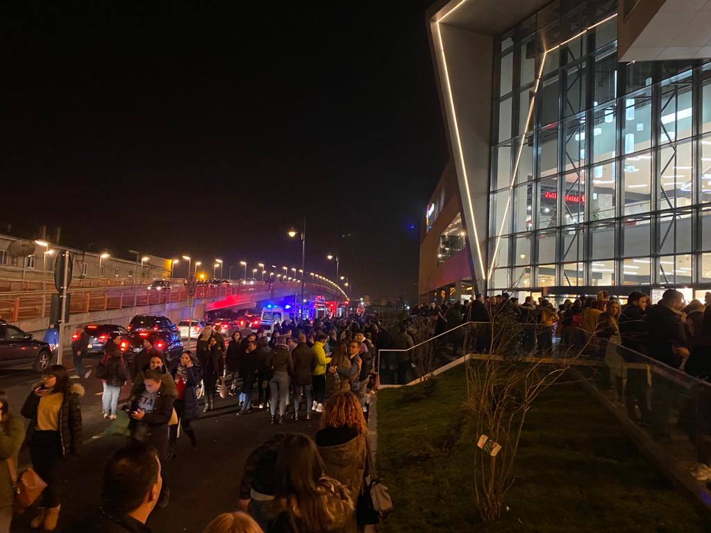 VIDEO Alertă de incendiu, la noul mall. Pompierii privați au stins focul izbucnit la o mașină de la subsol