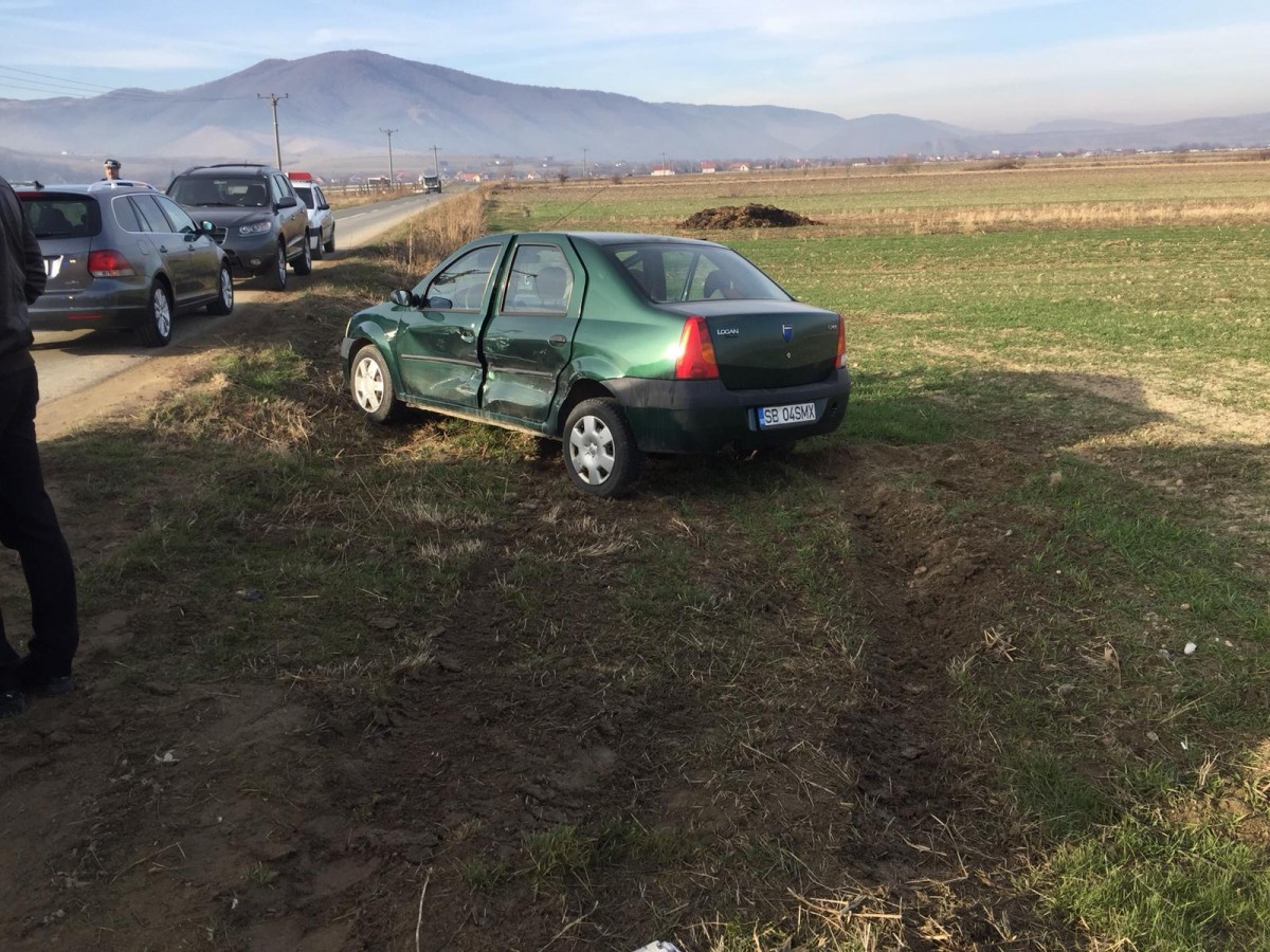 Accident între Poplaca și Gura Râului. Două persoane au fost rănite