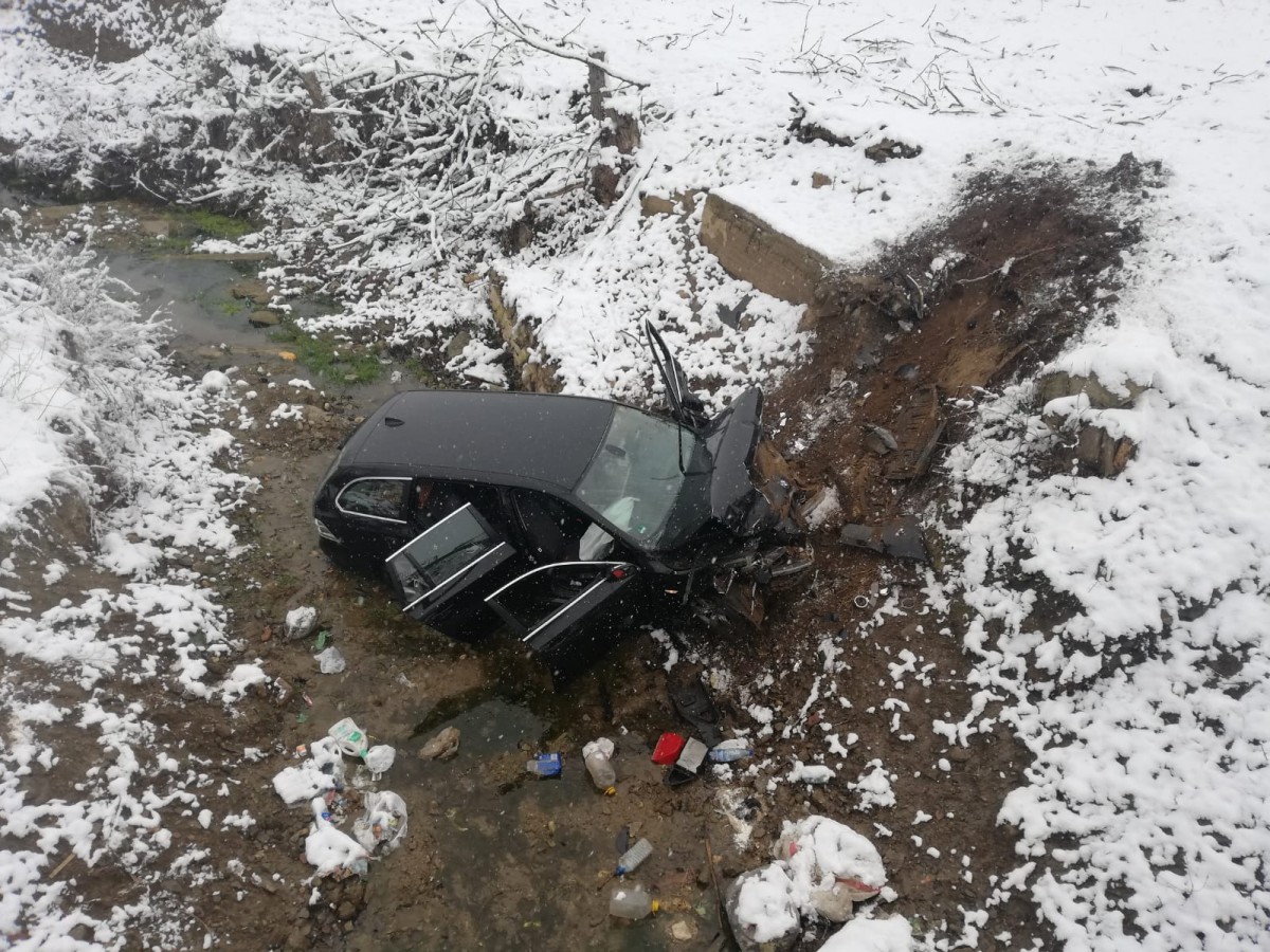 Video. Accident: Un șofer s-a răsturnat în pârâu în drum spre casă