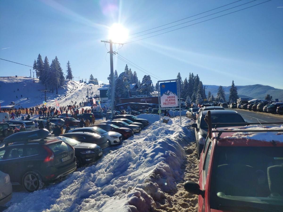 Coloane de mașini către Arena Platoș. Circulația îngreunată din ultimele zile se menține