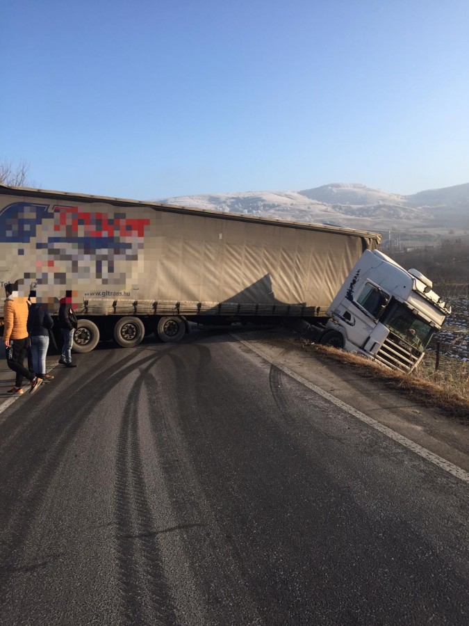 Trafic îngreunat pe DN14, din cauza unui TIR care blochează drumul