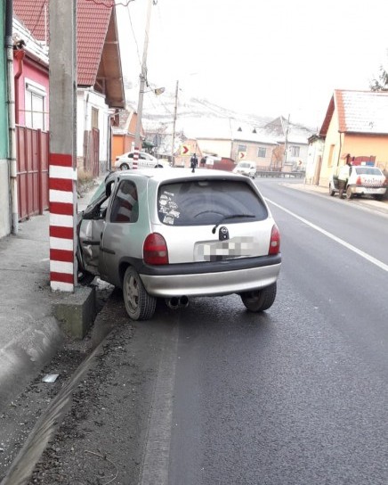 Tânăr la spital, după ce a intrat cu mașina într-un stâlp, la Copșa Mică