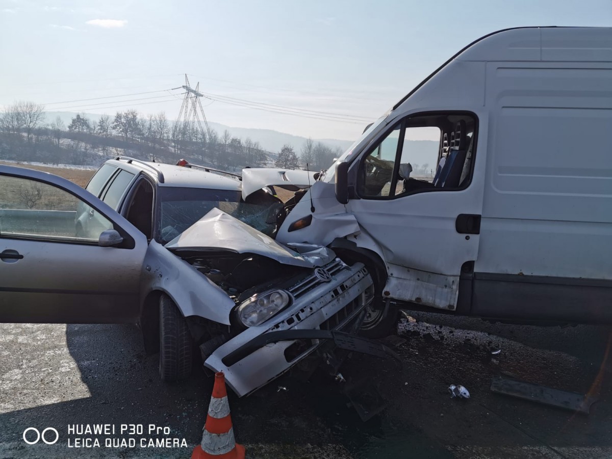 Impact frontal între o mașină și un microbuz. Două persoane sunt la spital