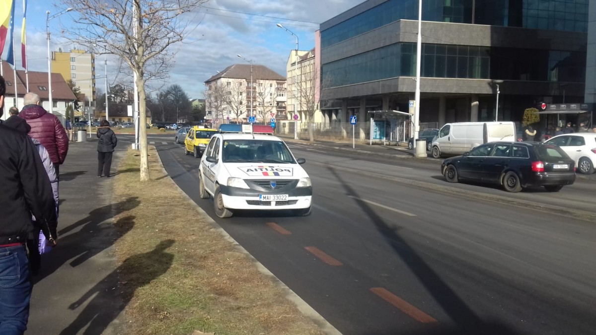 Cetățean nemulțumit de mașina de poliție parcată aiurea: Bătaie de joc