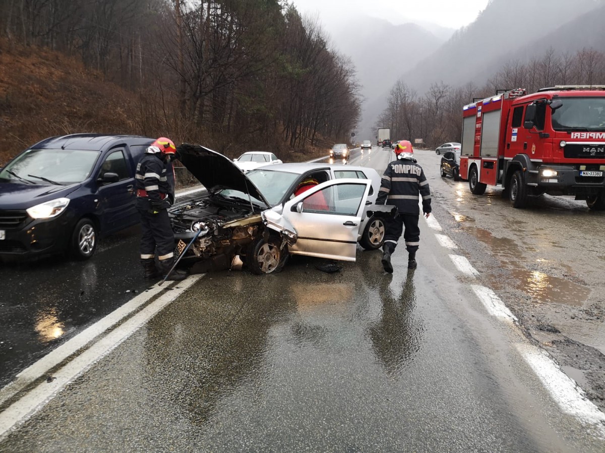 Trei răniți, în urma unui accident pe Valea Oltului. Un șofer a ajuns cu mașina în parapete