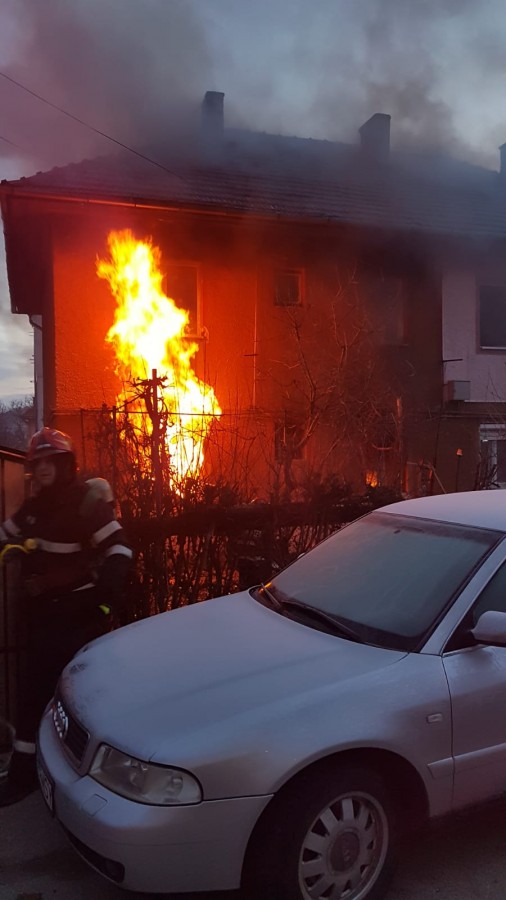 Incendiu la o casă din Mediaș. Un bărbat a decedat
