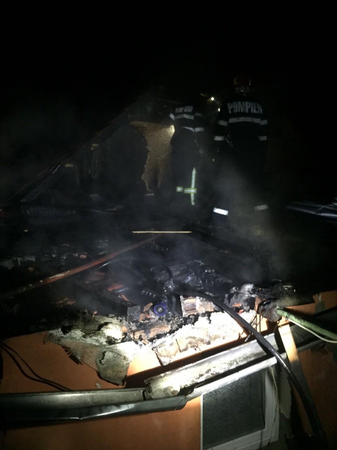Incendiu la o casă din Bazna. A luat foc acoperișul