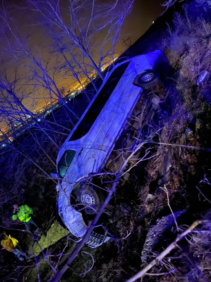 Un șofer a fost rănit, după ce s-a răsturnat cu microbuzul, pe Dealul Dăii