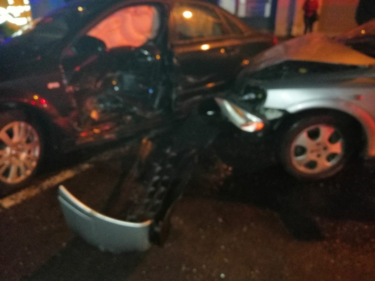 Coliziune între două autoturisme, pe strada Râului. O femeie a fost rănită