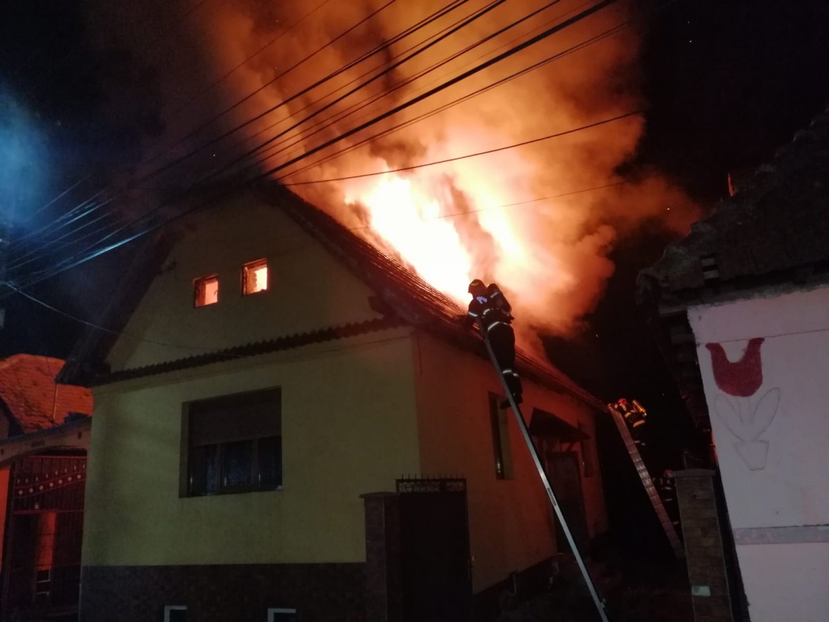 VIDEO - Incendiu puternic la marginea Sibiului, noaptea trecută