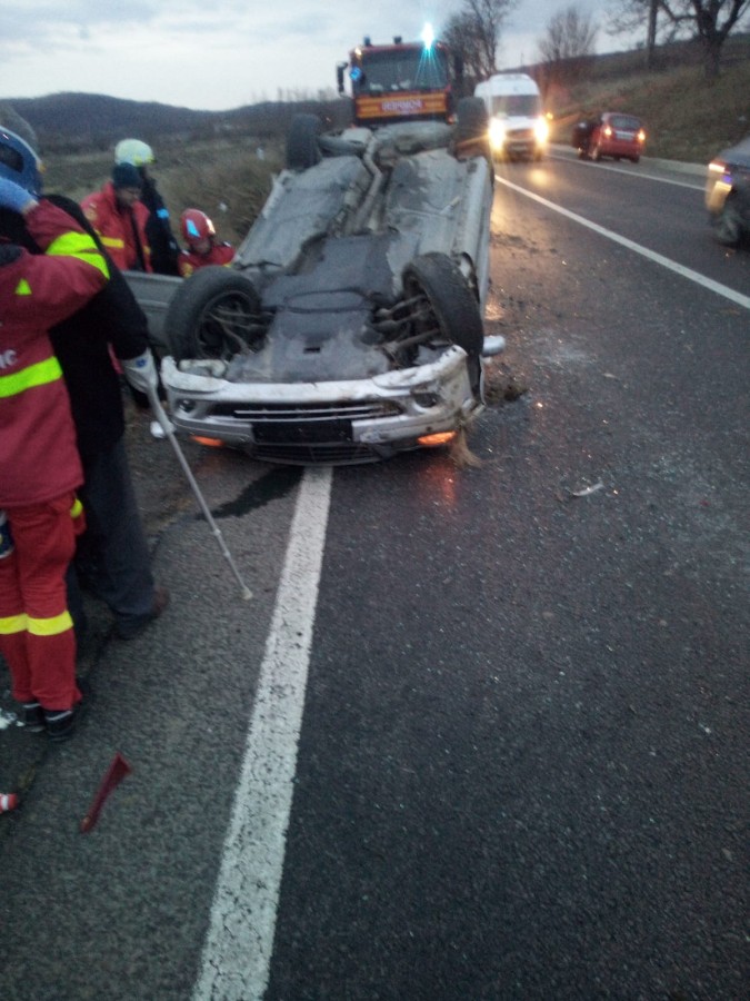 Mașină răsturnată pe DN14. Două persoane au fost rănite