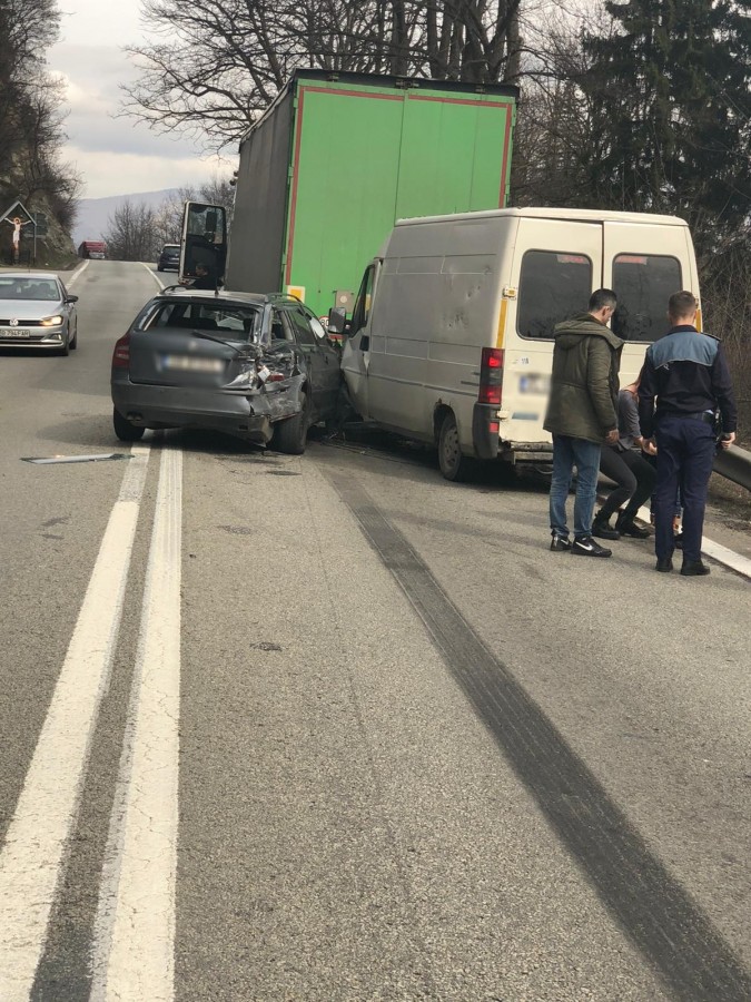 Accident cu trei autoturisme implicate, pe Valea Oltului. Două persoane sunt rănite