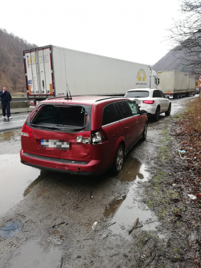 Coliziune între două mașini și un TIR, pe Valea Oltului. O persoană a fost rănită