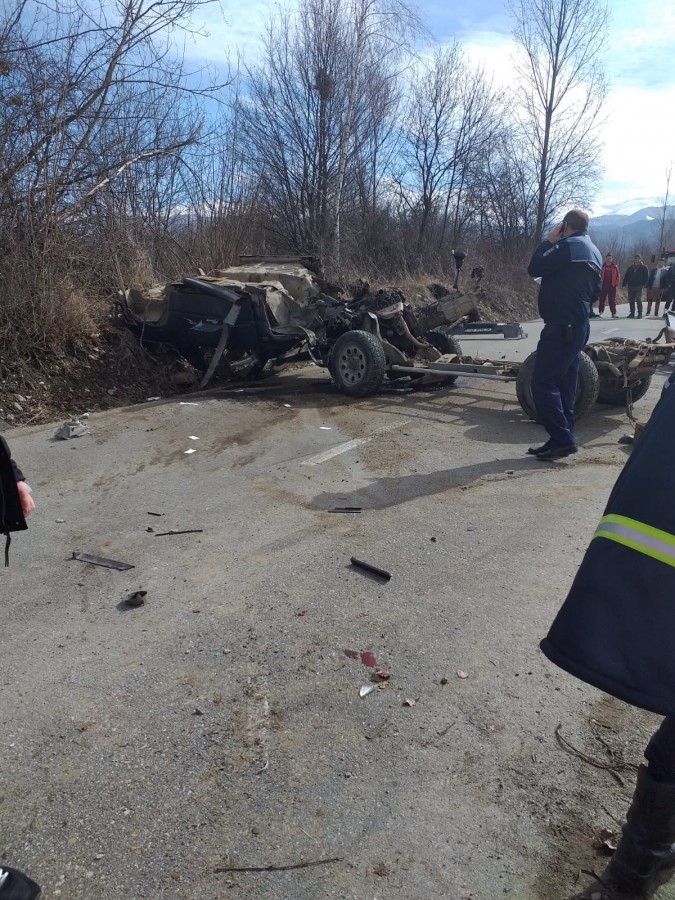 FOTO-Mașină dezintegrată în urma impactului cu un gard, lângă Avrig