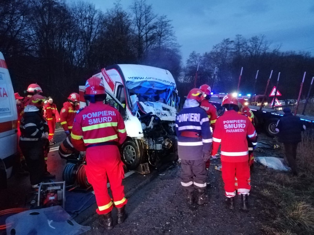 ACTUALIZARE-Accident frontal între un TIR și un microbuz. Numărul morților crește