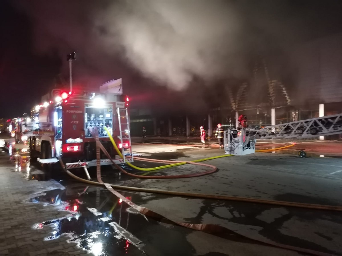 ACTUALIZARE - Incendiu puternic la Ambient. Au ars aproximativ 6000 mp