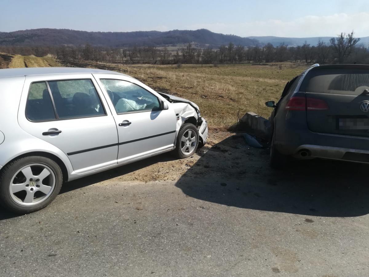 Accident în zona localității Roșia. O șoferiță a făcut un viraj fără să se asigure