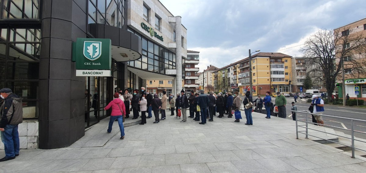 FOTO-Înainte și după Poliție. Zeci de sibieni s-au înghesuit să ia pensia
