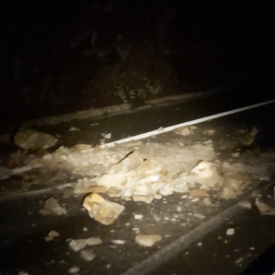 FOTO-Două mașini avariate în urma căderilor de pietre pe Valea Oltului