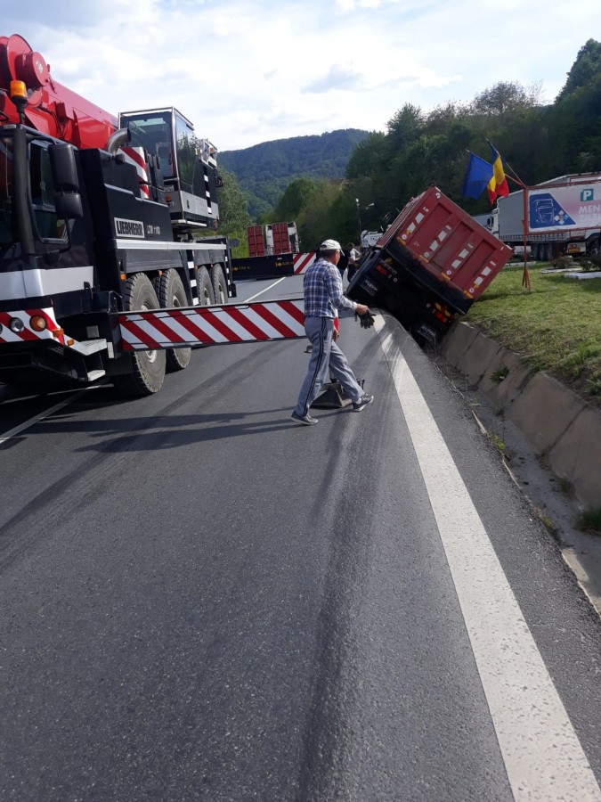 Trafic deviat pe Valea Oltului după ce un camion a intrat într-un șanț