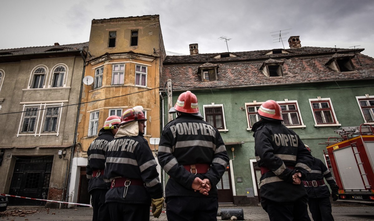 O porțiune de tencuială de pe o casă stă să cadă. Intervine ISU Sibiu
