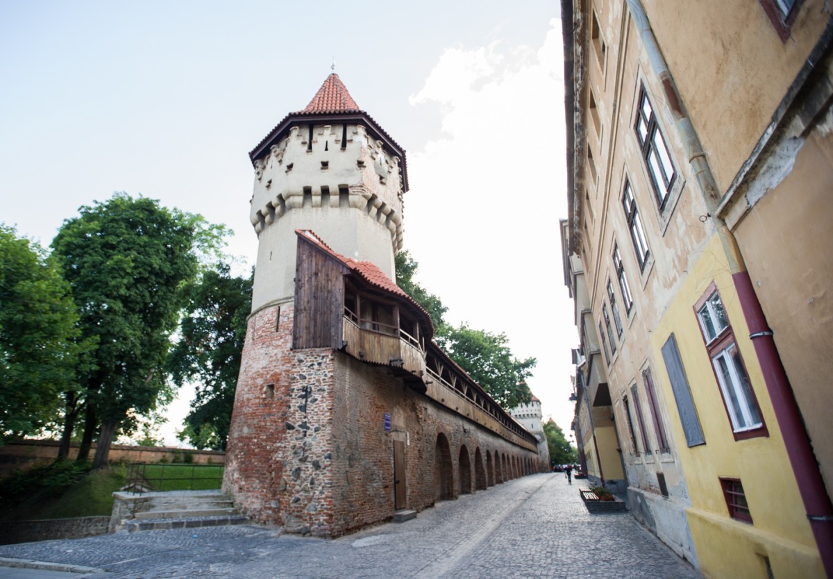 Zidul cetății de pe bulevardul Corneliu Coposu și turnurile de apărare de pe strada Cetății intră în reparații