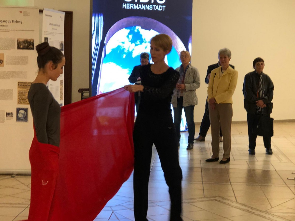 Zilele Culturii Austriece au început în Sibiu cu o expoziție despre femeie. „Această expoziție se potrivește Sibiului”