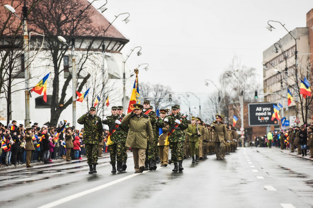 FOTO/VIDEO Ziua Națională la Sibiu: 500 de militari în defilare pe Bulevardul Spitalelor