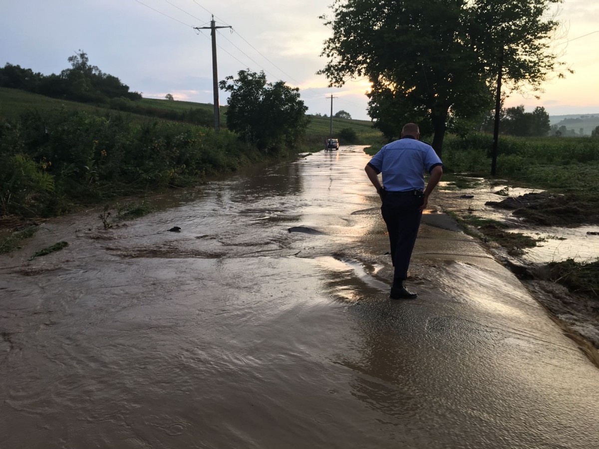 FOTO Două persoane salvate dintr-o mașină prinsă într-o viitură
