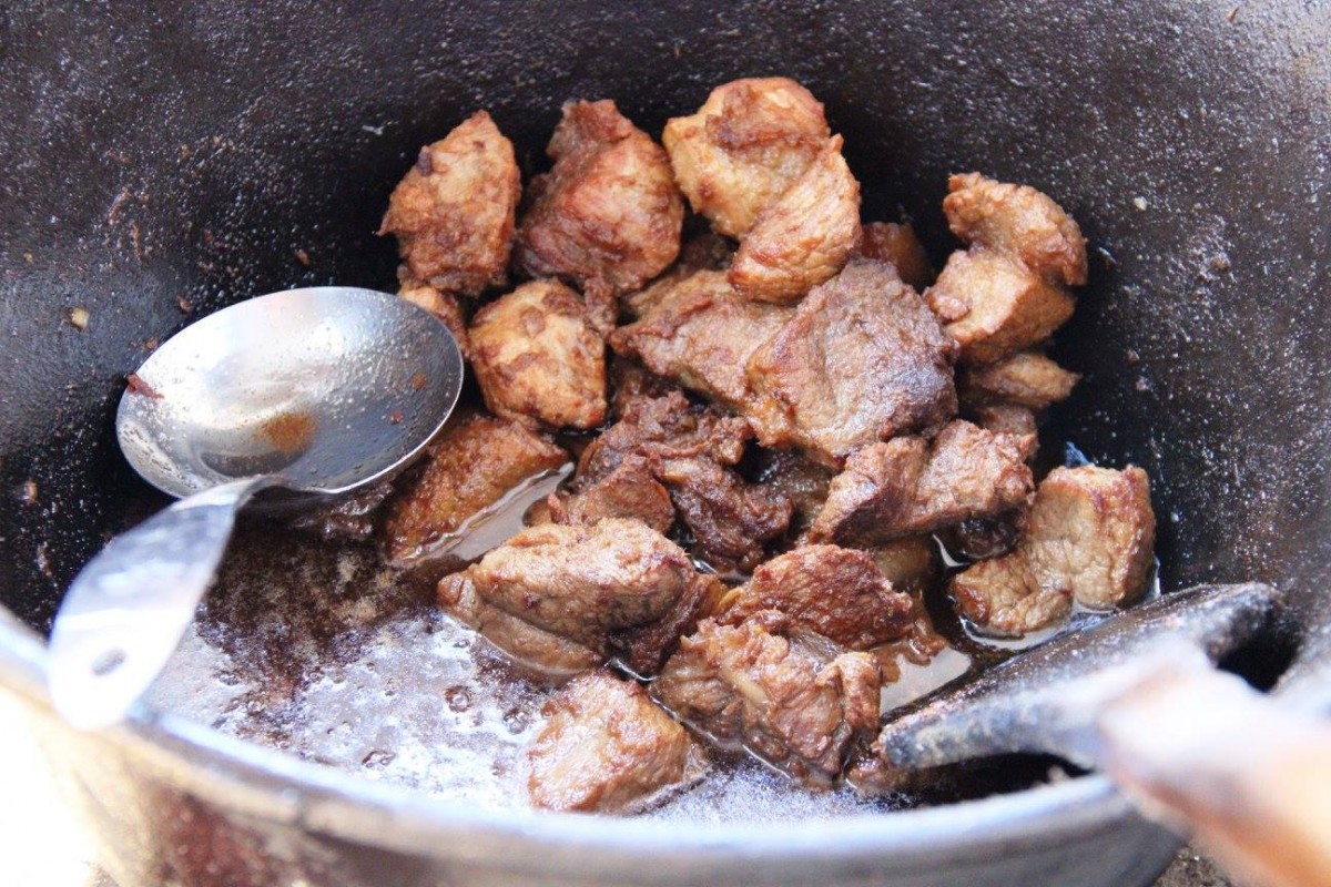 În week-end Muzeul Astra taie porcul. După tradiție, cu degustări din pomana porcului și vin fiert cu murături