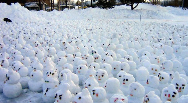 Sibienii sunt chemați să construiască 100 de oameni de zăpadă, deodată