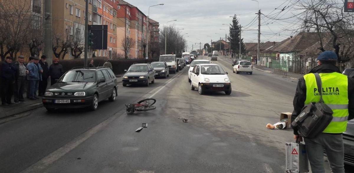 Biciclist lovit de mașină, după ce a trecut pe roșu, la Mediaș