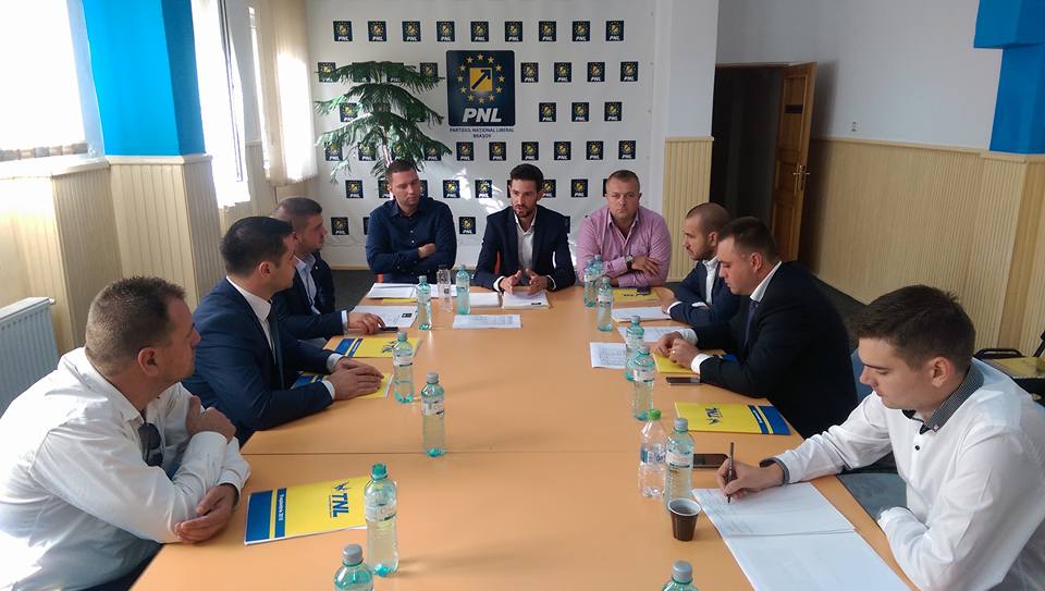 Tinerii liberalii despre politica din mediul rural: Oamenii sunt influenţaţi de cei care vorbesc mai mult