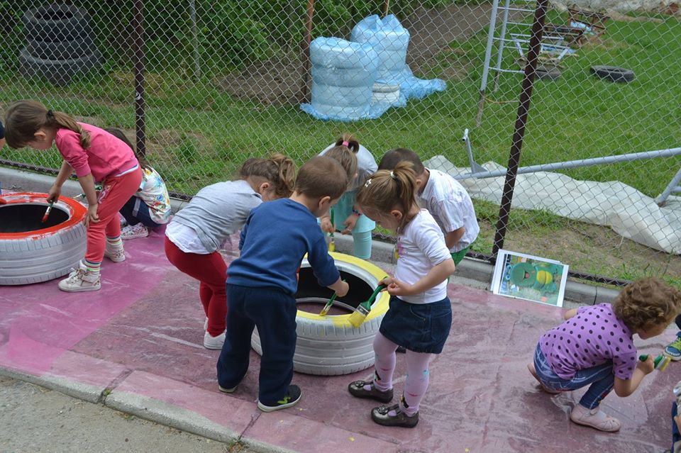 Asociațiile, voluntarii și copiii au reușit să reamenajeze spațiul verde de la Grădinița nr. 18