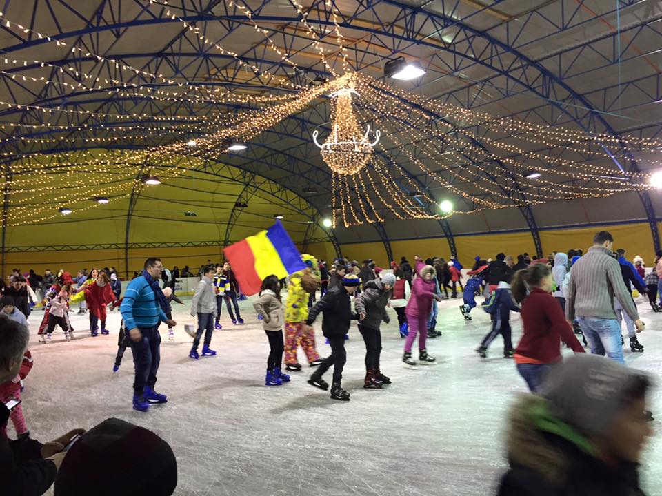 Patinoarul din Cisnădie se deschide la 1 decembrie. Cisnădienii spun că au cel mai înalt brad de Crăciun din țară