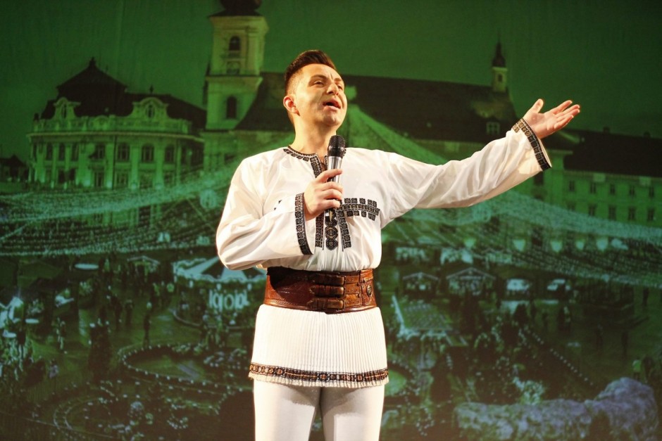 Artiștii de muzică populară au cântat pentru a ajuta două familii din județul Sibiu