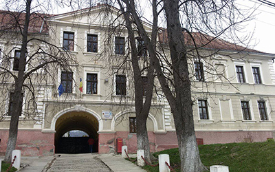 Persoanele cu dizabilități, mutate din clădiri vechi în alte clădiri vechi. Dezinstituționalizarea întâmpină critici în județul Sibiu
