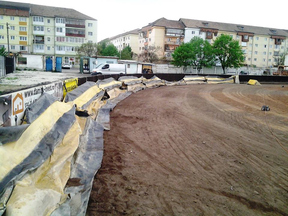 FOTO | Ultimele pregătiri înaintea celui mai mare eveniment speedway din ultimul deceniu. Se montează perna cu aer