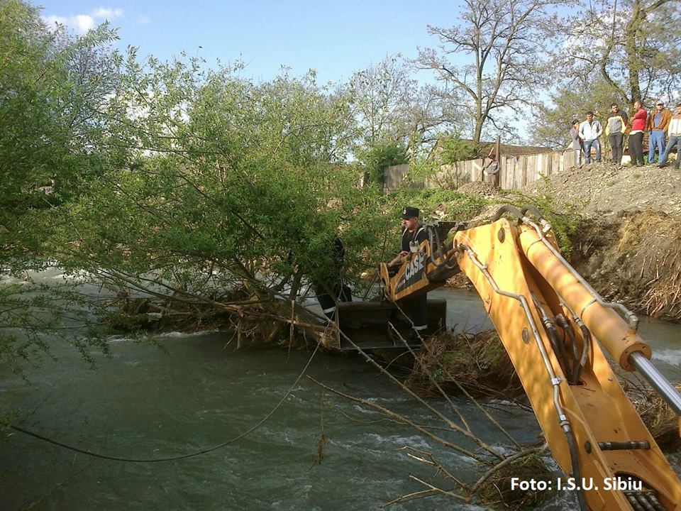 ACTUALIZARE Operațiune amplă de salvare la Cârța. Doi copii scoşi din ape, alte două persoane decedate