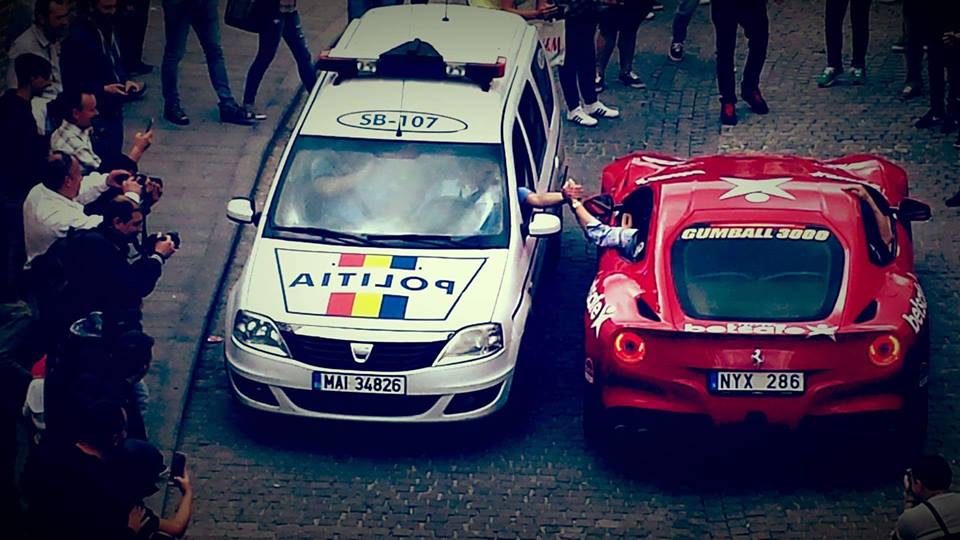 Fotografia virală: acum o zi erau prieteni, azi i-au reţinut permisul. Un Porsche Carrera gonea cu 191 km/h spre Gumball 3000 de la Bucureşti
