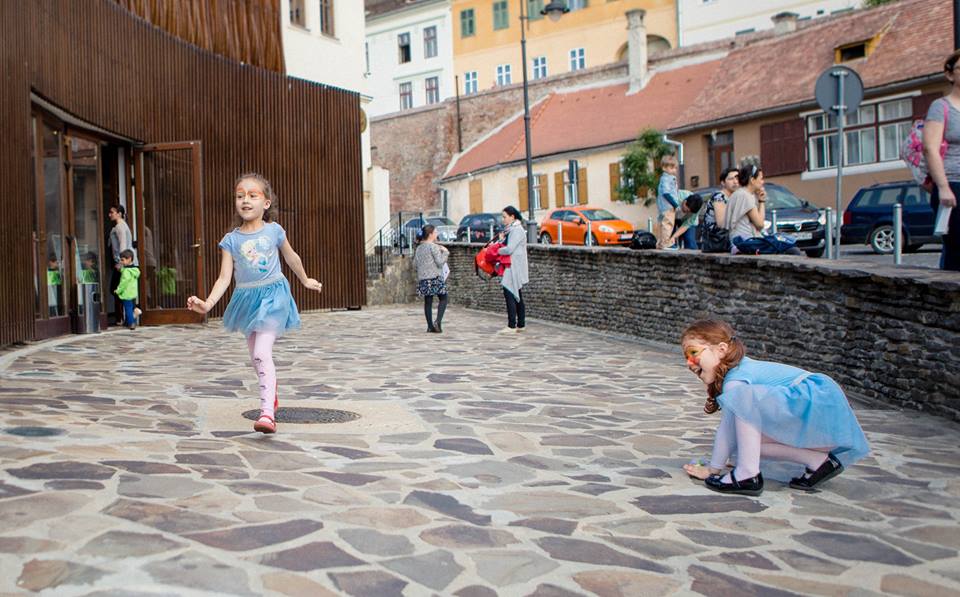 Polițiștii sibieni îi scot pe copii la teatru de păpuși