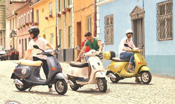 Pasionați de scutere Vespa din toată Europa vin la Sibiu