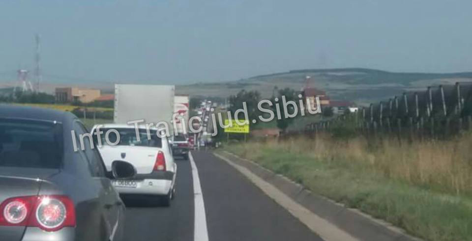 Un tir a intrat în șanț la Miercurea și un biciclist accidentat ușor pe Bâlea